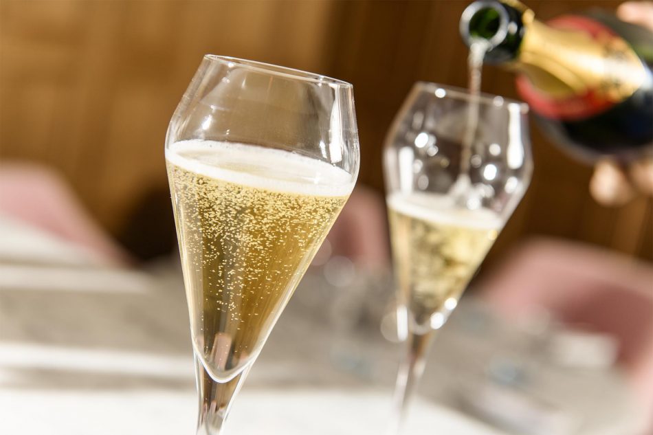 28-50 Champagne Pouring